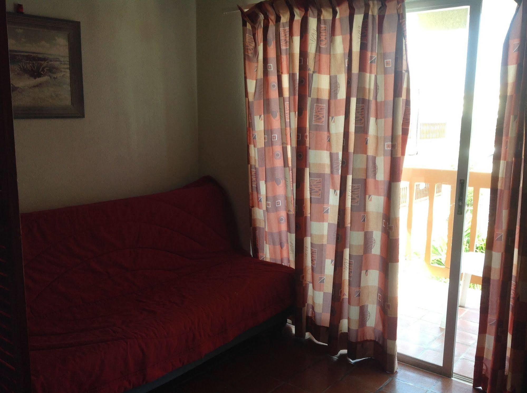Carib Blue Apartments Oistins Ngoại thất bức ảnh