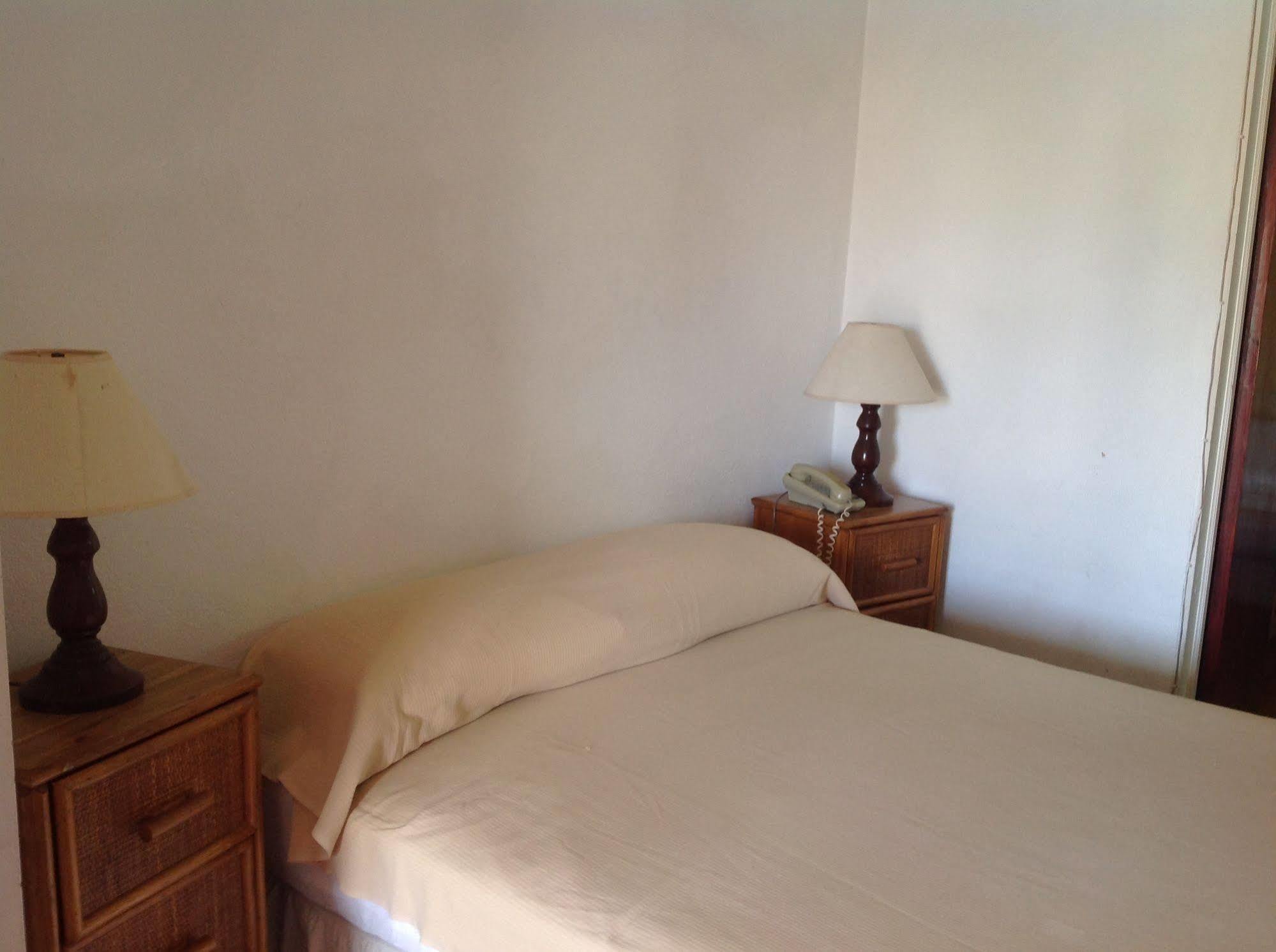 Carib Blue Apartments Oistins Ngoại thất bức ảnh