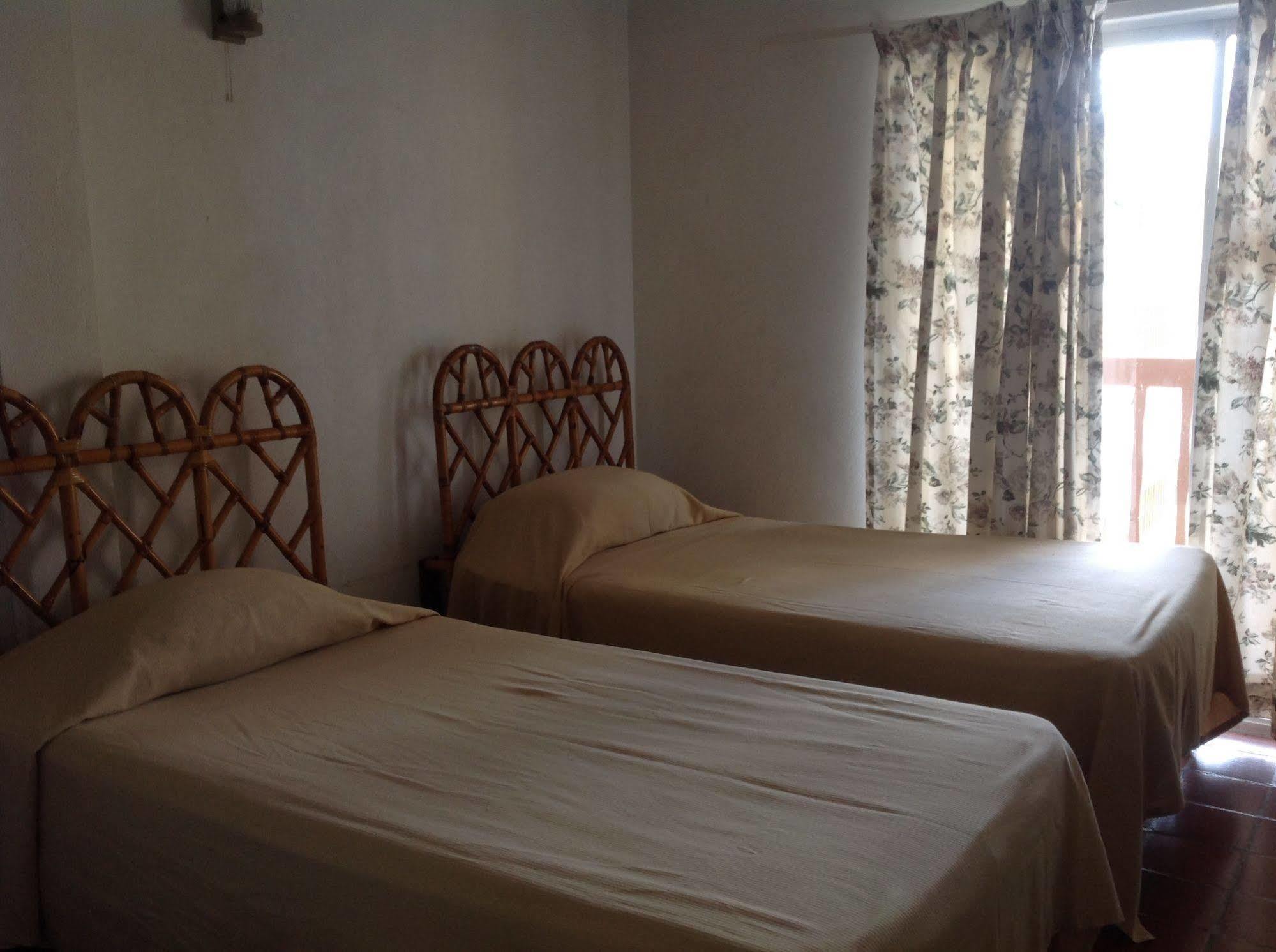 Carib Blue Apartments Oistins Ngoại thất bức ảnh