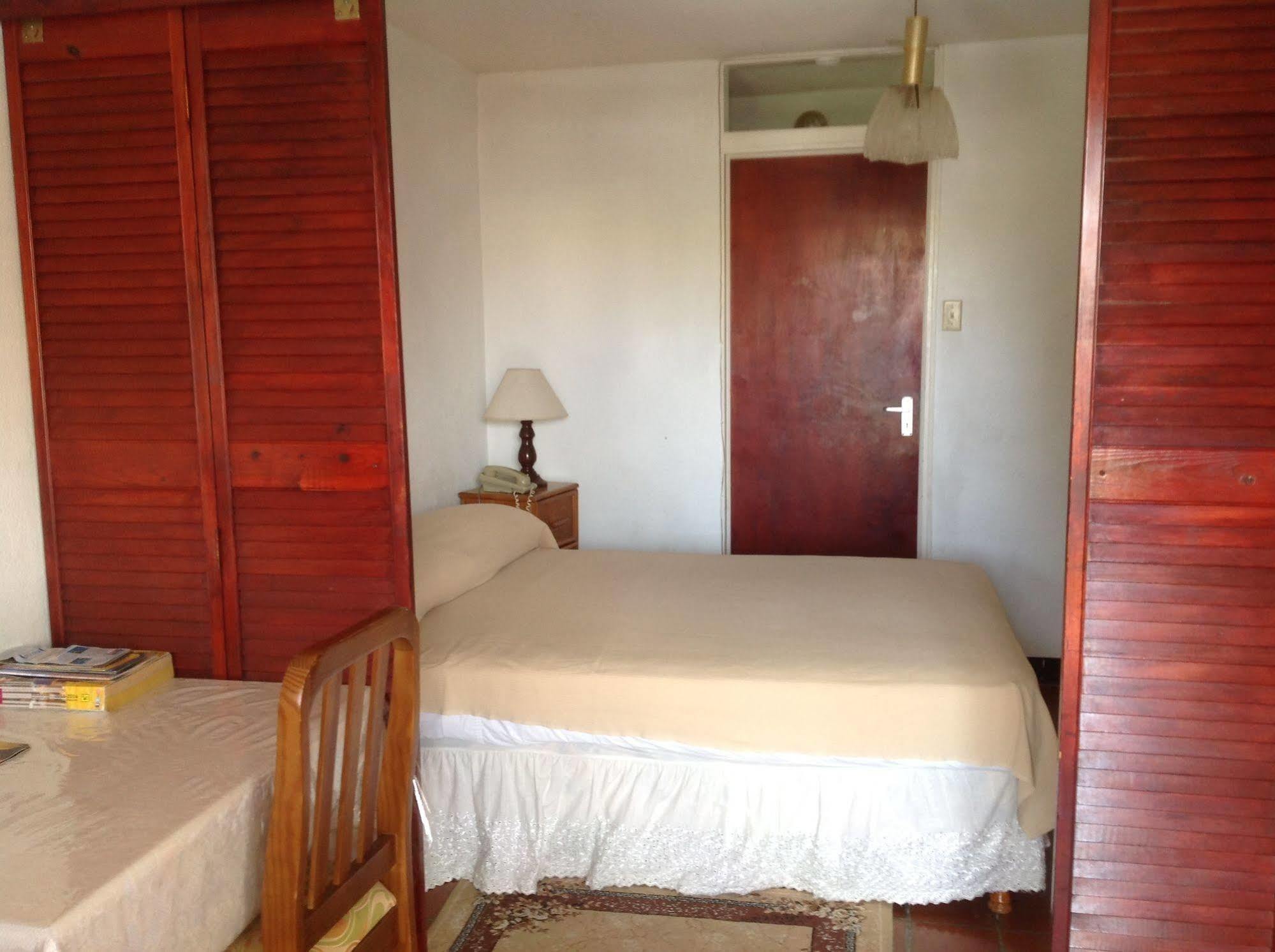 Carib Blue Apartments Oistins Ngoại thất bức ảnh