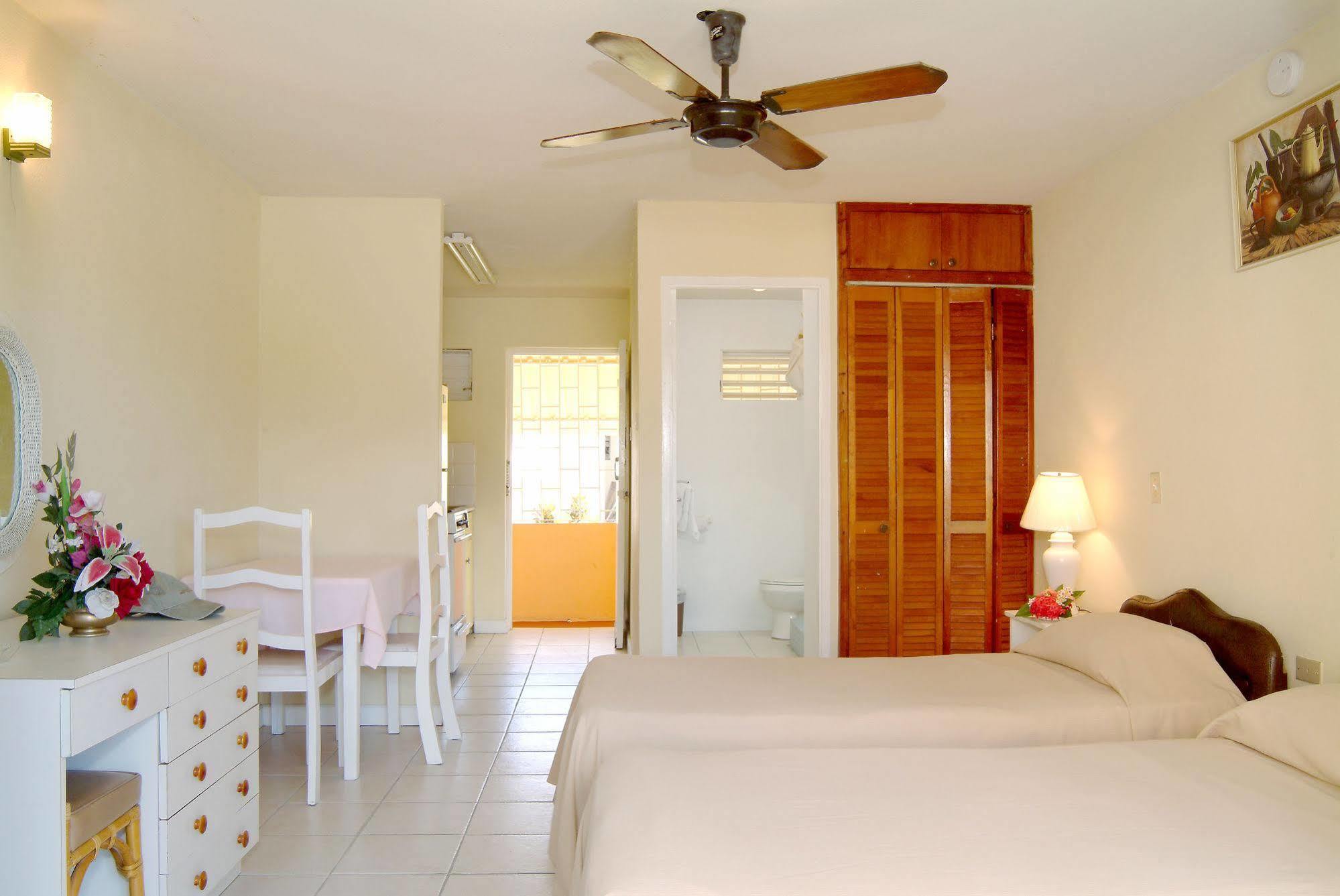 Carib Blue Apartments Oistins Ngoại thất bức ảnh